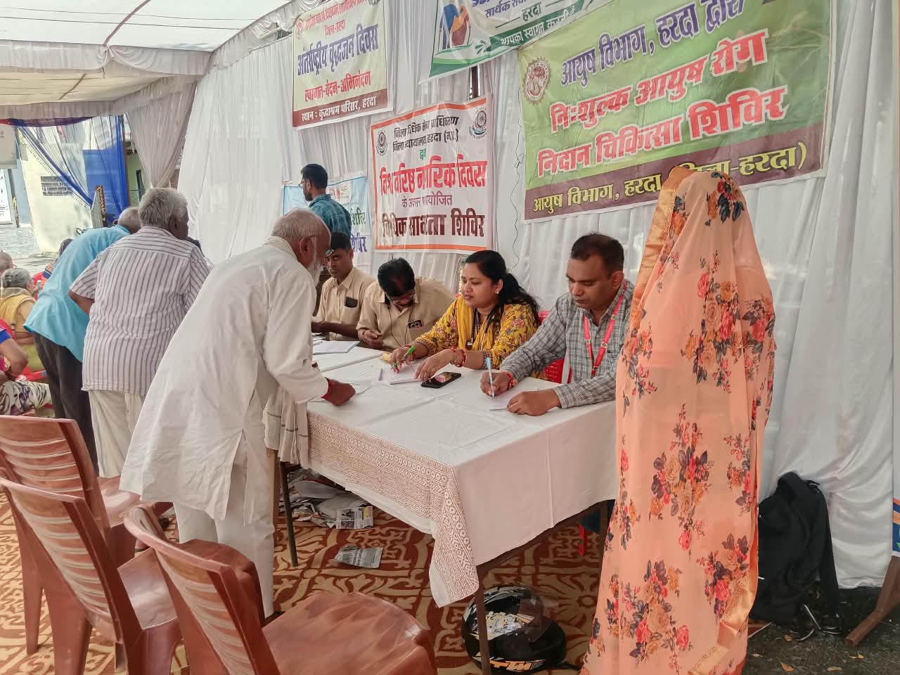 Harda में अवैध कॉलोनियों पर प्रशासन सख्त, चार मामलों में FIR के निर्देश; वृद्धजनों के सम्मान से लेकर किसानों की समृद्धि तक होंगे सेवा कार्य