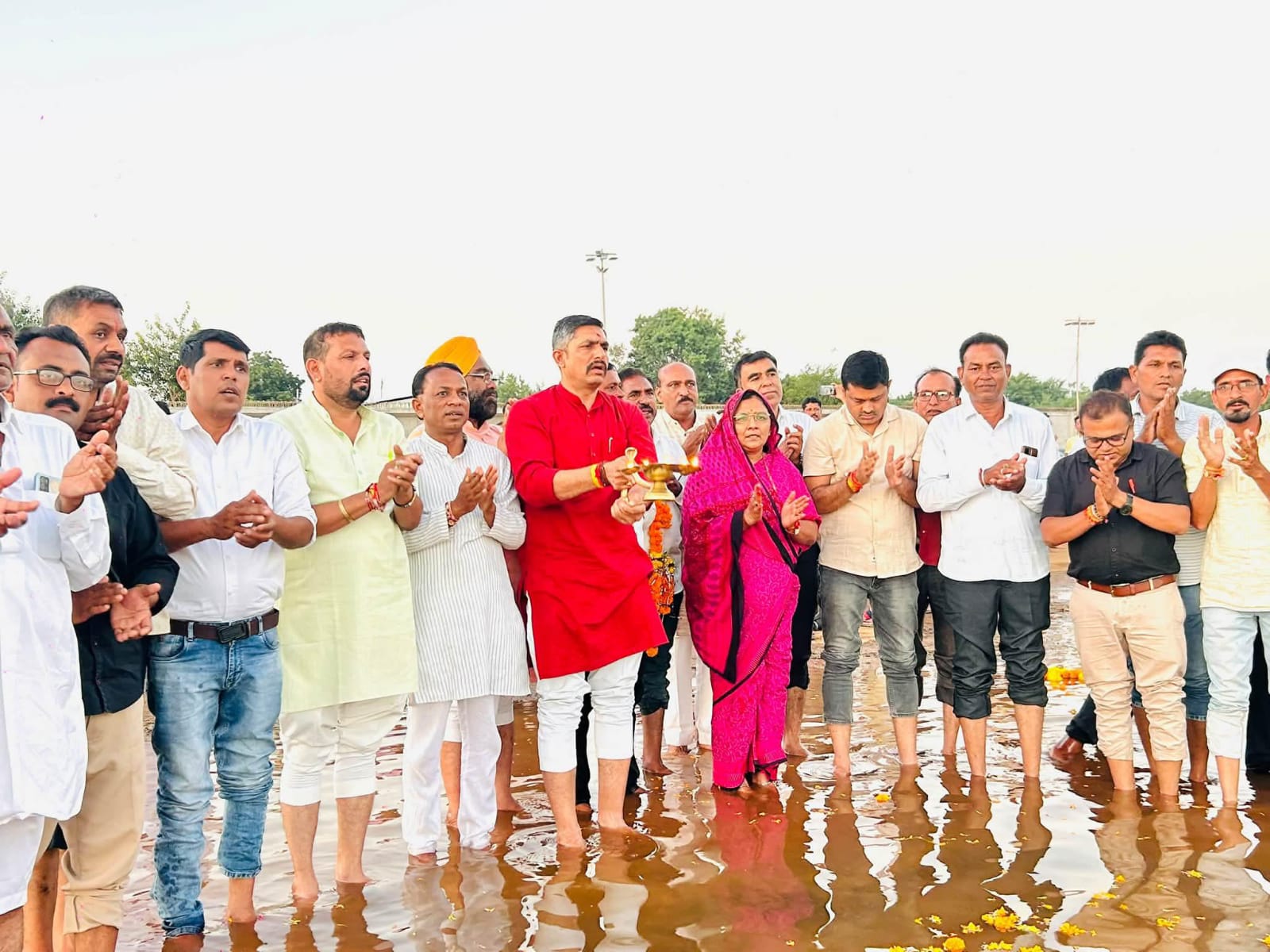 Manawar : मां नर्मदा तट पर स्वच्छता अभियान, सावित्री ठाकुर ने दिया जनभागीदारी का संदेश