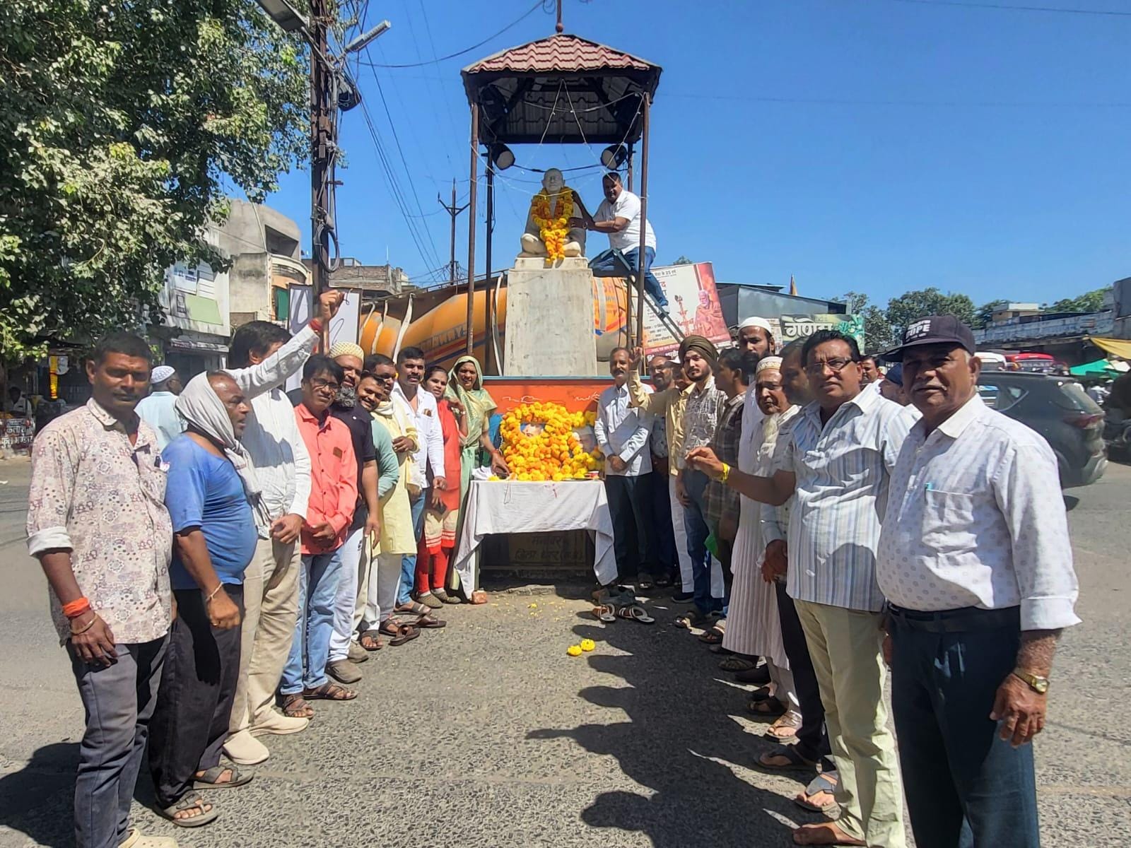 Manawar में कांग्रेसजनों ने मनाई गांधी और शास्त्री जयंती, गांधी चौराहे पर किया माल्यार्पण