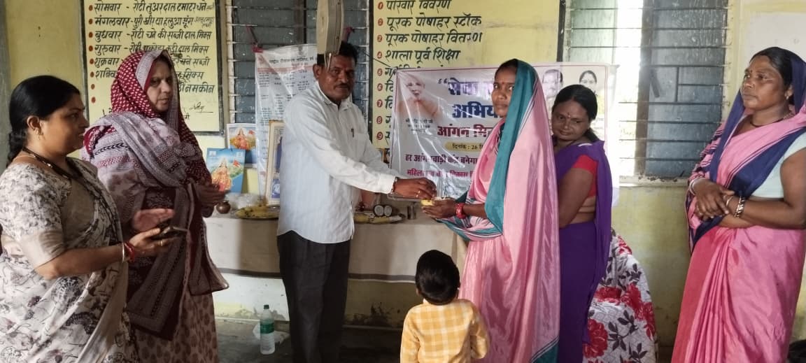 आंगन मिलन सेवा के तहत खमरिया मानपुर आंगनवाड़ी केंद्र में हुआ वृक्षारोपण
