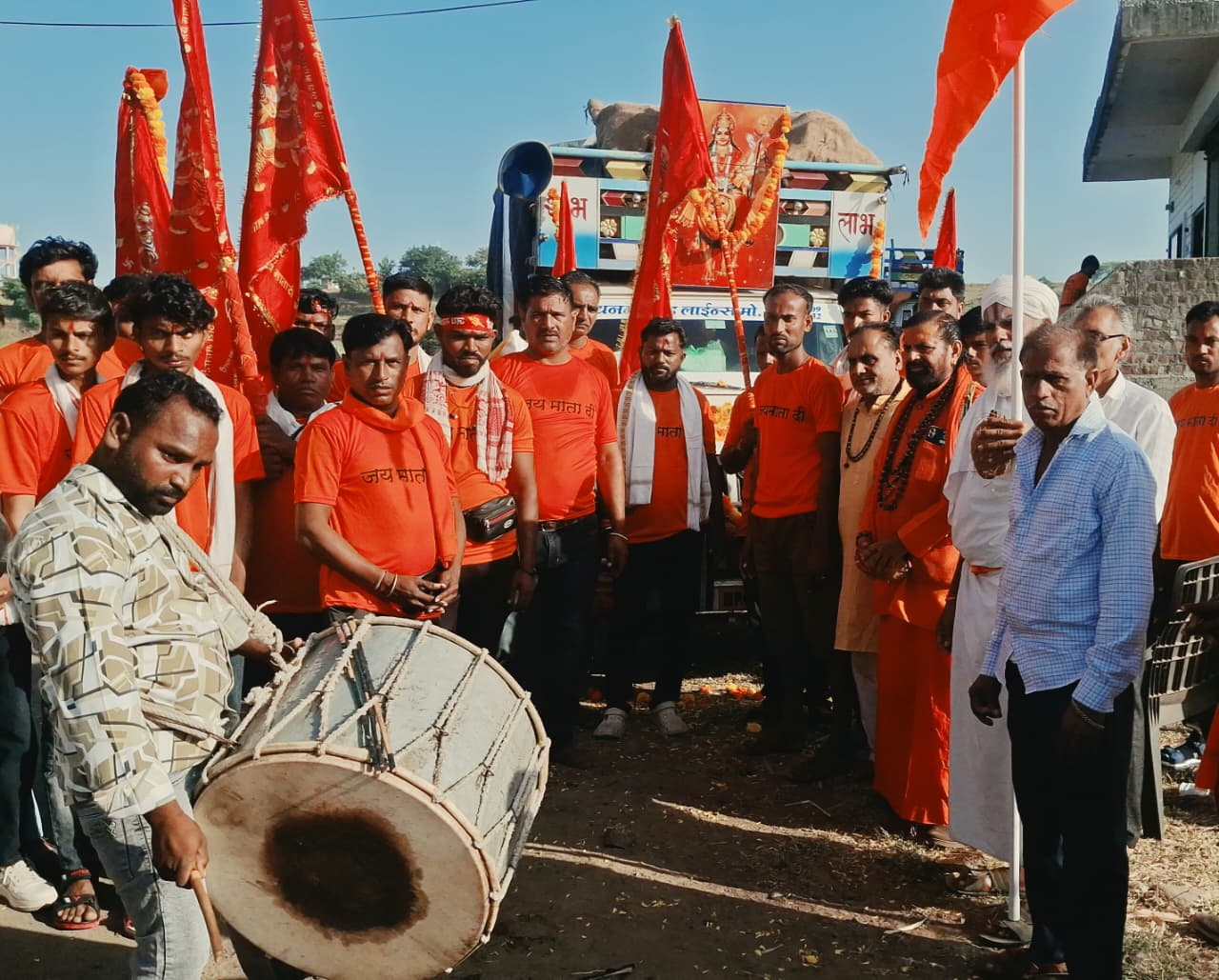 Manawar : आठवीं बार वायल से पावागढ़ की पैदल यात्रा शुरू, जगह-जगह हुआ श्रद्धालुओं का स्वागत