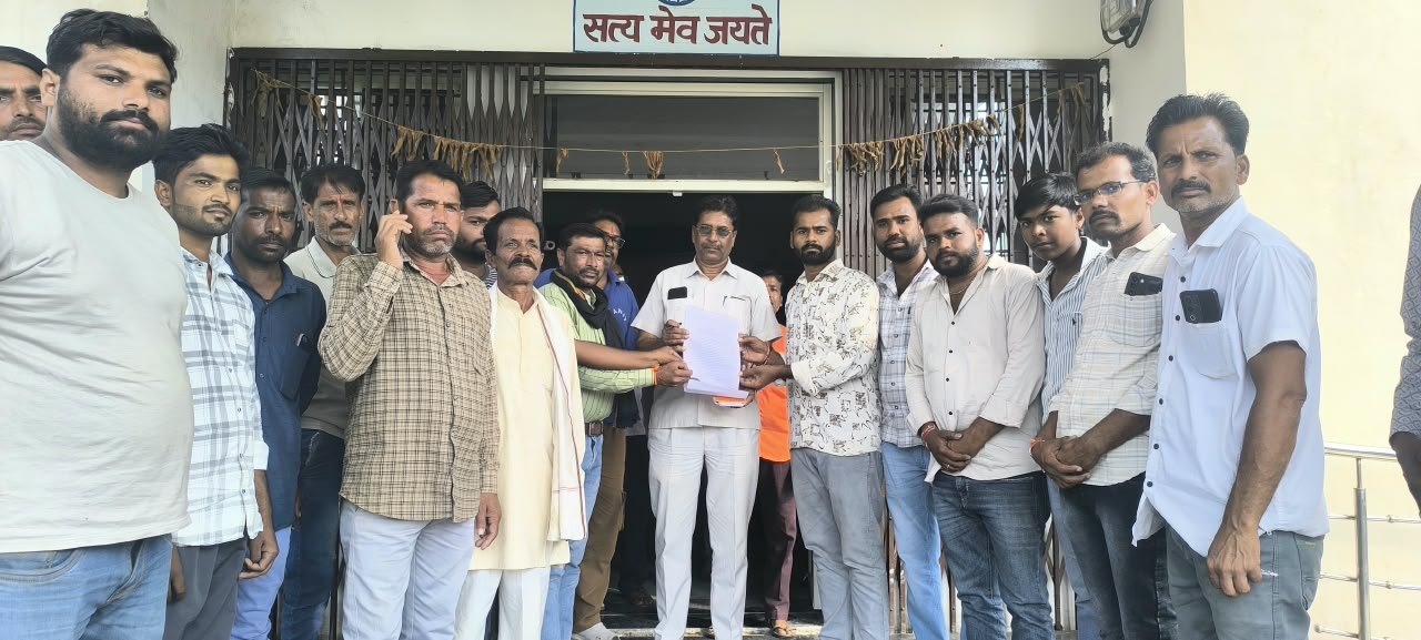 बम्होरी में बिजली कटौती से किसान और ग्रामीण परेशान, तहसीलदार को सौंपा ज्ञापन