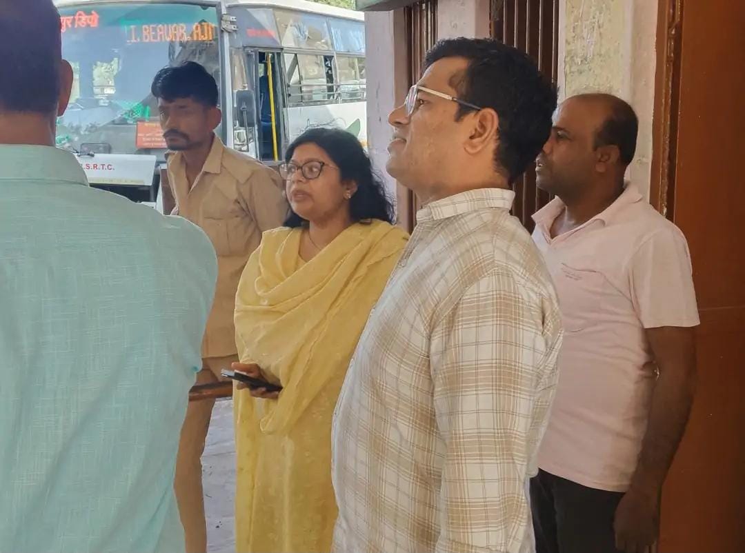 Bhinmal : एडीएम डॉ. पूजा सक्सेना ने भीनमाल रोडवेज बस स्टैंड का किया औचक निरीक्षण