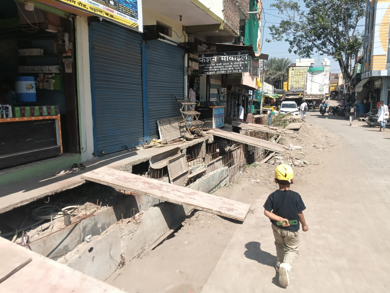 Padana : गड्ढे खोदे, सरिया लगाया, मगर नहीं बनाई नाली, पढ़ाना में दो माह से अधूरा पड़ा काम