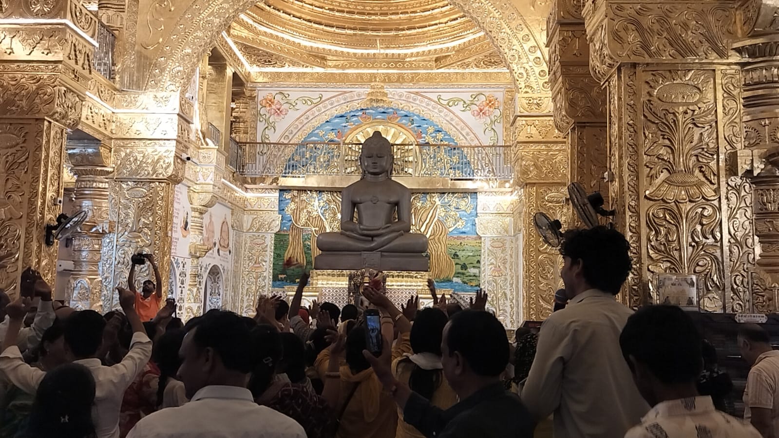 Morena : पारिवारिक तीर्थयात्रा समूह ने की थूवोनजी, खंदारगिरि और गोलाकोट तीर्थ की वंदना