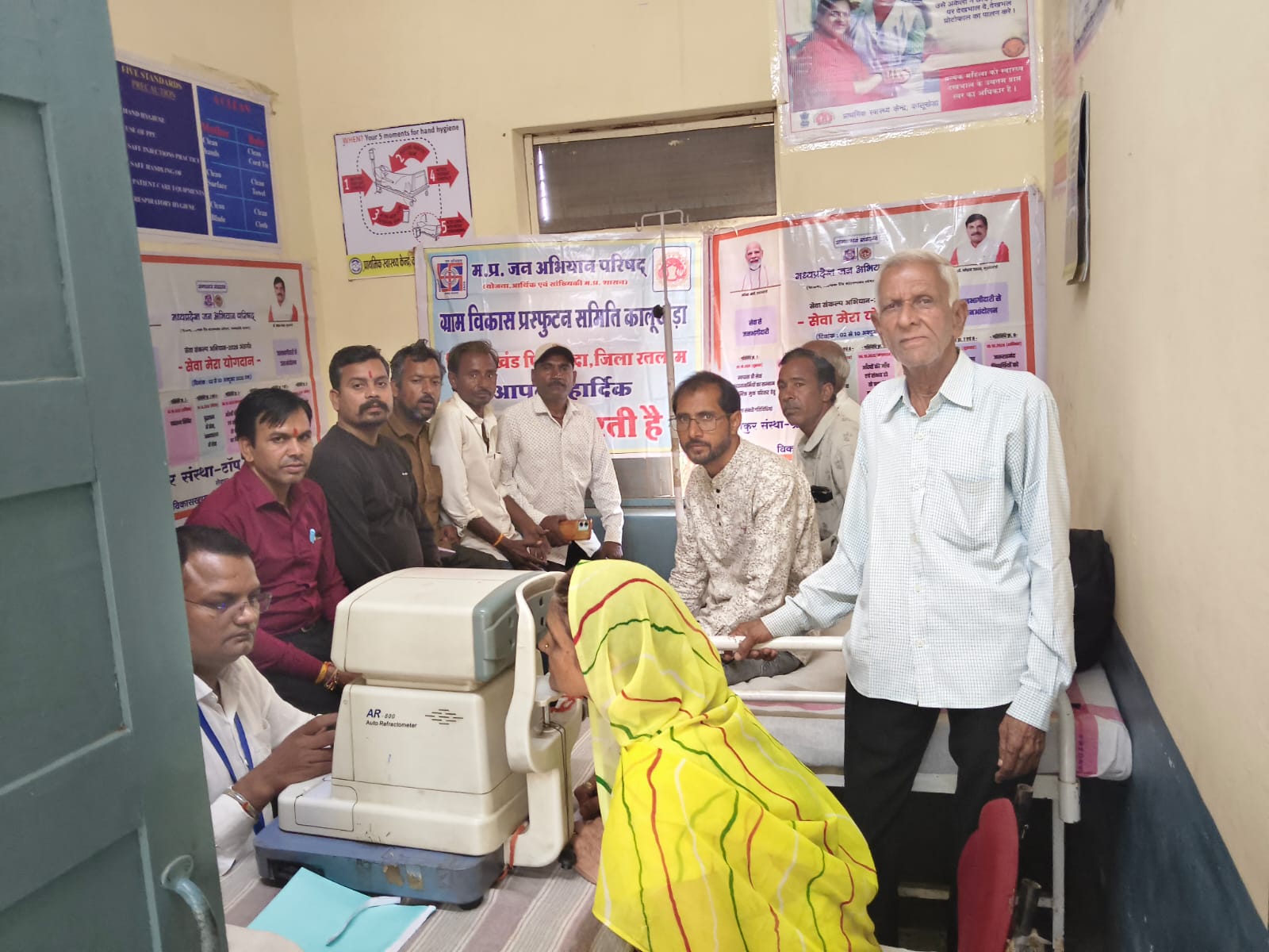 कालूखेड़ा में निःशुल्क नेत्र शिविर, आधुनिक मशीन से ग्रामीणों की हुई जांच