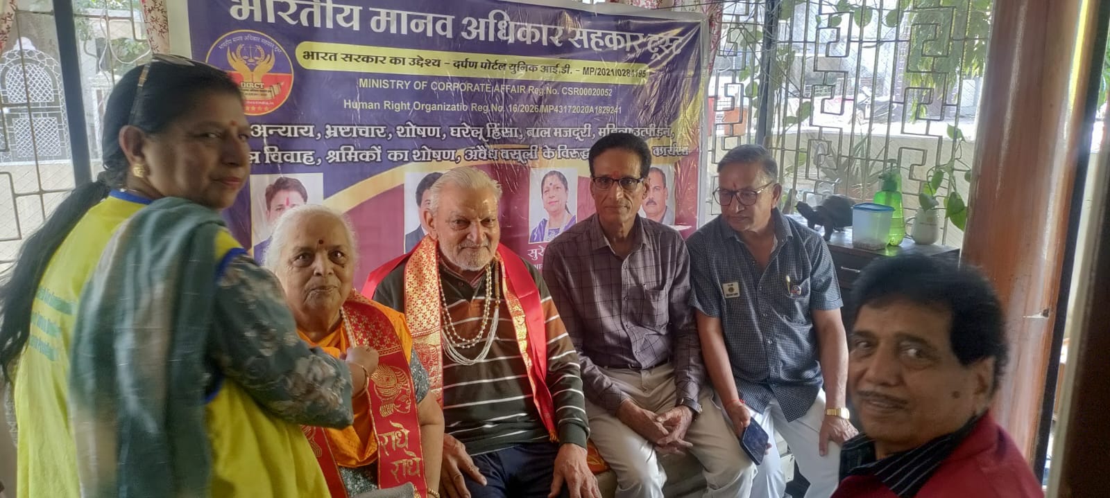 राष्ट्रपति पदक विजेता N K Tiwari को राष्ट्रीय मानव अधिकार सहकार ट्रस्ट ने किया सम्मानित