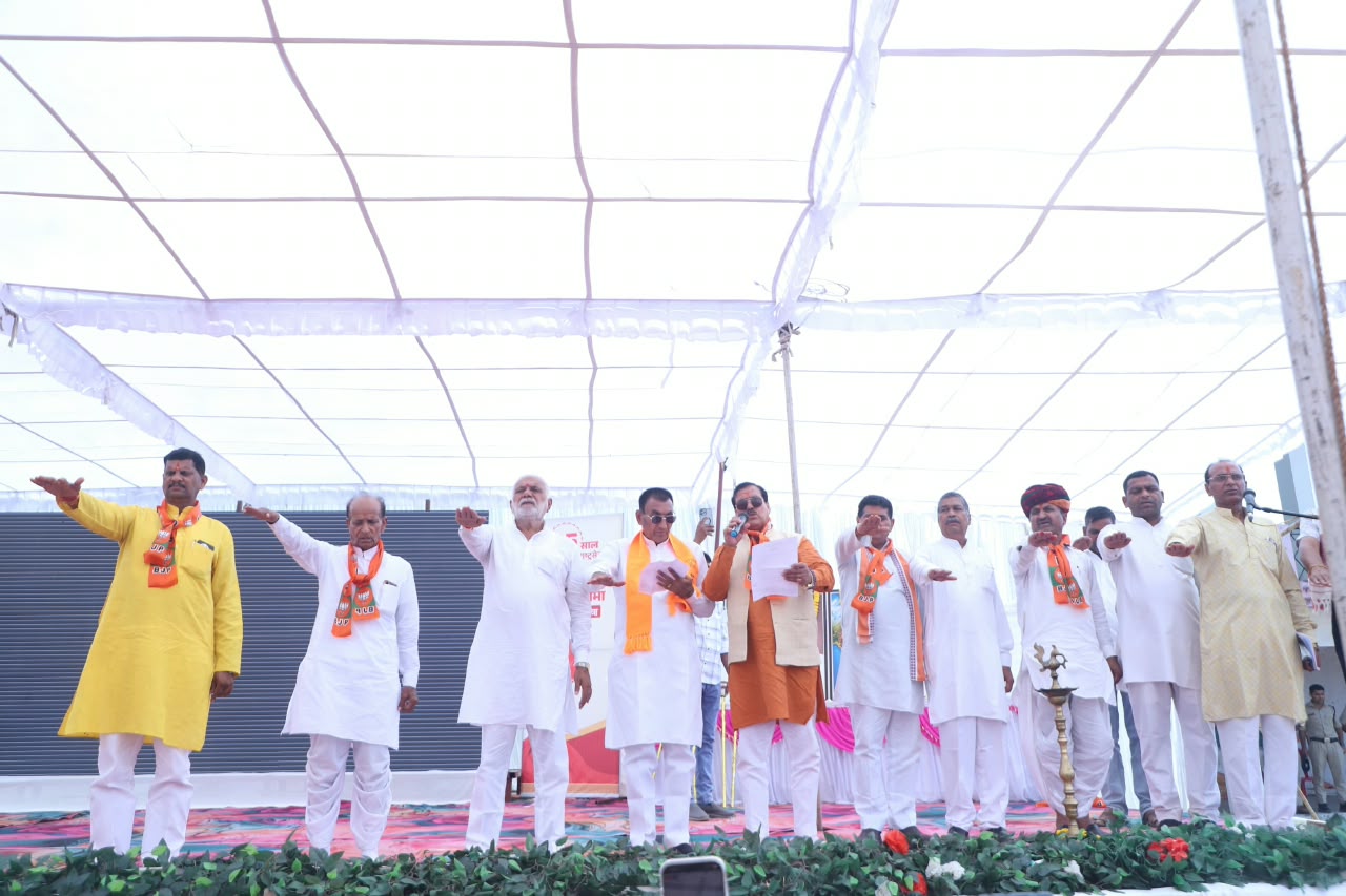 Sarangpur : राजगढ़ से सारंगपुर रवाना हुई सेवा ज्योति यात्रा, मंत्री डॉ. गौतम टेटवाल ने दिलाई सेवा की प्रतिज्ञा