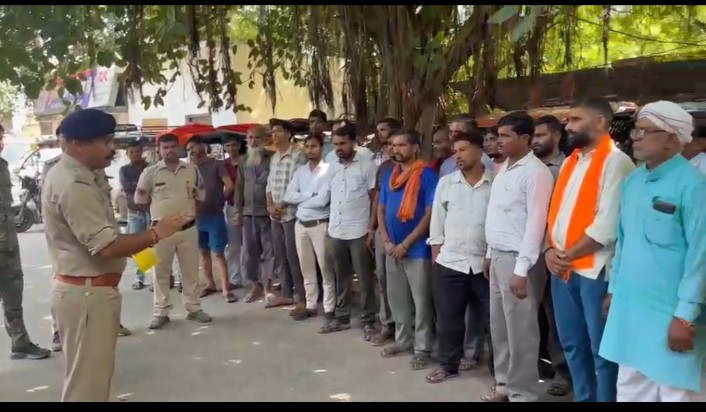 मेहगांव में यातायात व्यवस्था सुधारने पुलिस ने ऑटो-टमटम चालकों की बैठक ली