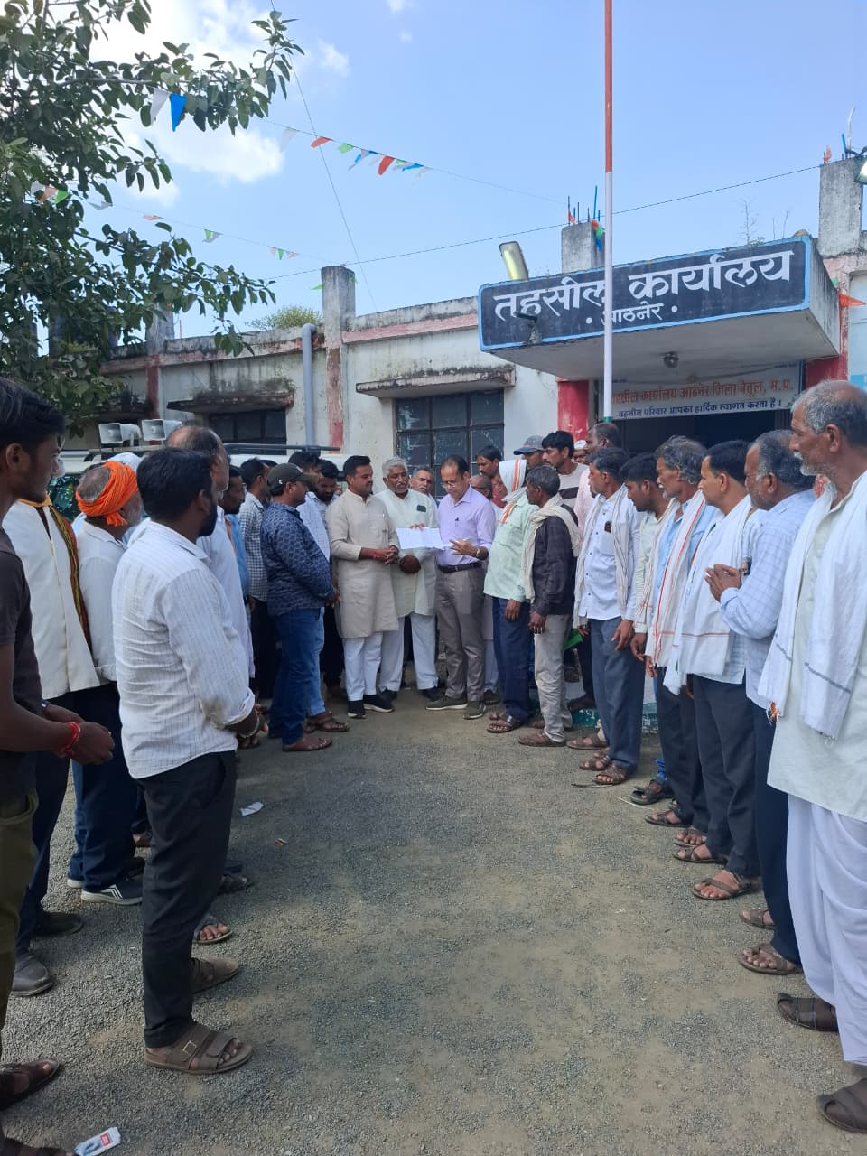 आठनेर के किसानों ने सौंपा ज्ञापन, 40 हजार रुपए प्रति हेक्टेयर मुआवजे की मांग