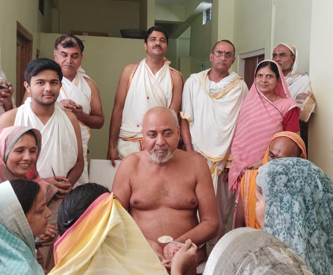 Silwani में मुनि श्री श्रेयांश सागर जी महाराज के आहार का सौभाग्य वेदराज परिवार को मिला