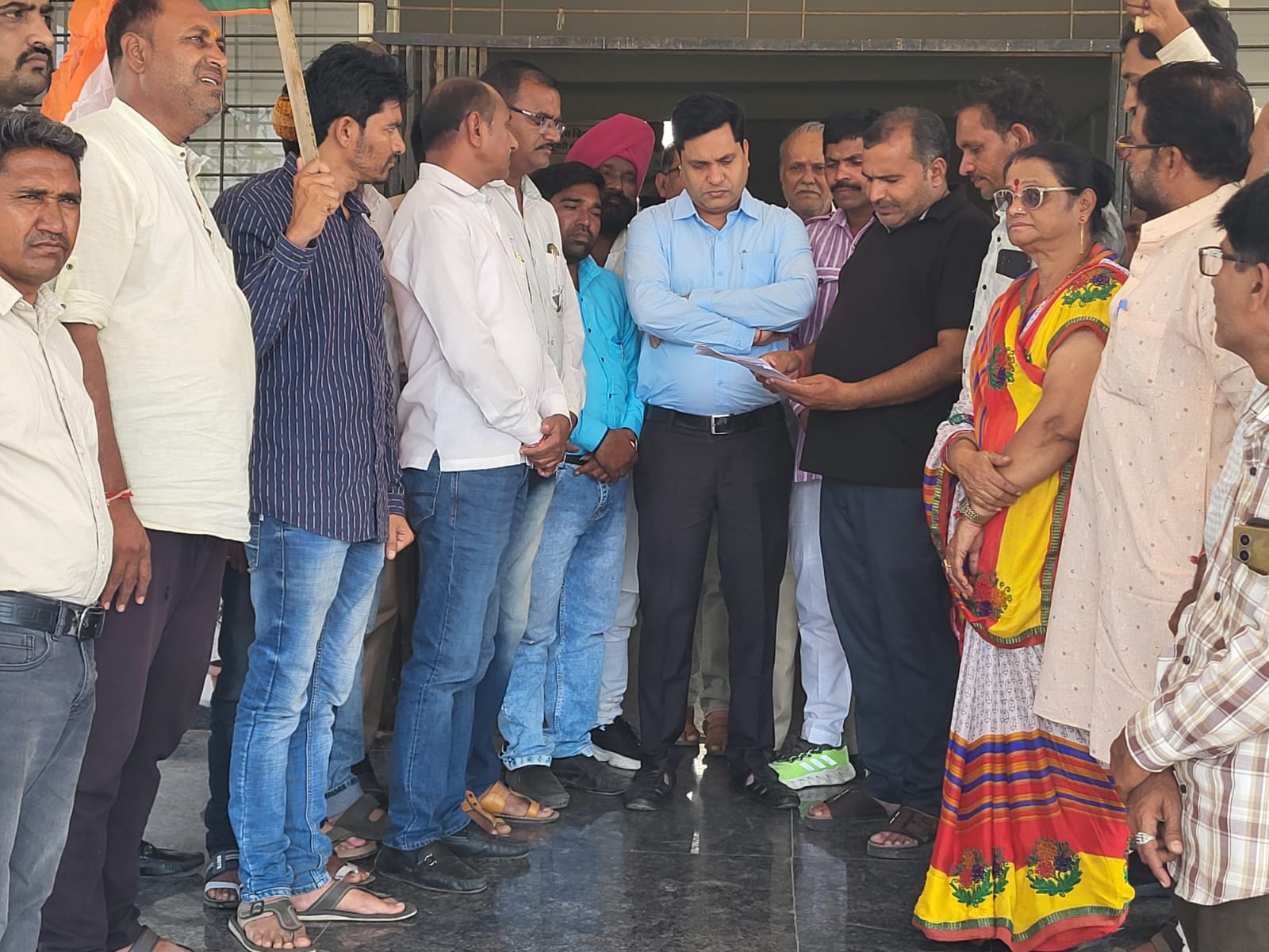Manawar कांग्रेस ने धार जिले को सूखाग्रस्त घोषित करने की मांग को लेकर सौंपा ज्ञापन