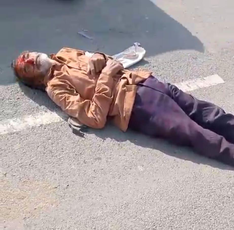 Damoh में पुलिस आरक्षक ने गुटखा थूकने खोला कार का गेट, बाइक सवार दो लोग घायल
