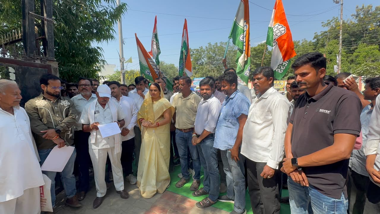 जोबट में किसानों की समस्याओं पर धरना-प्रदर्शन, विधायक सेना महेश पटेल ने सौंपा ज्ञापन