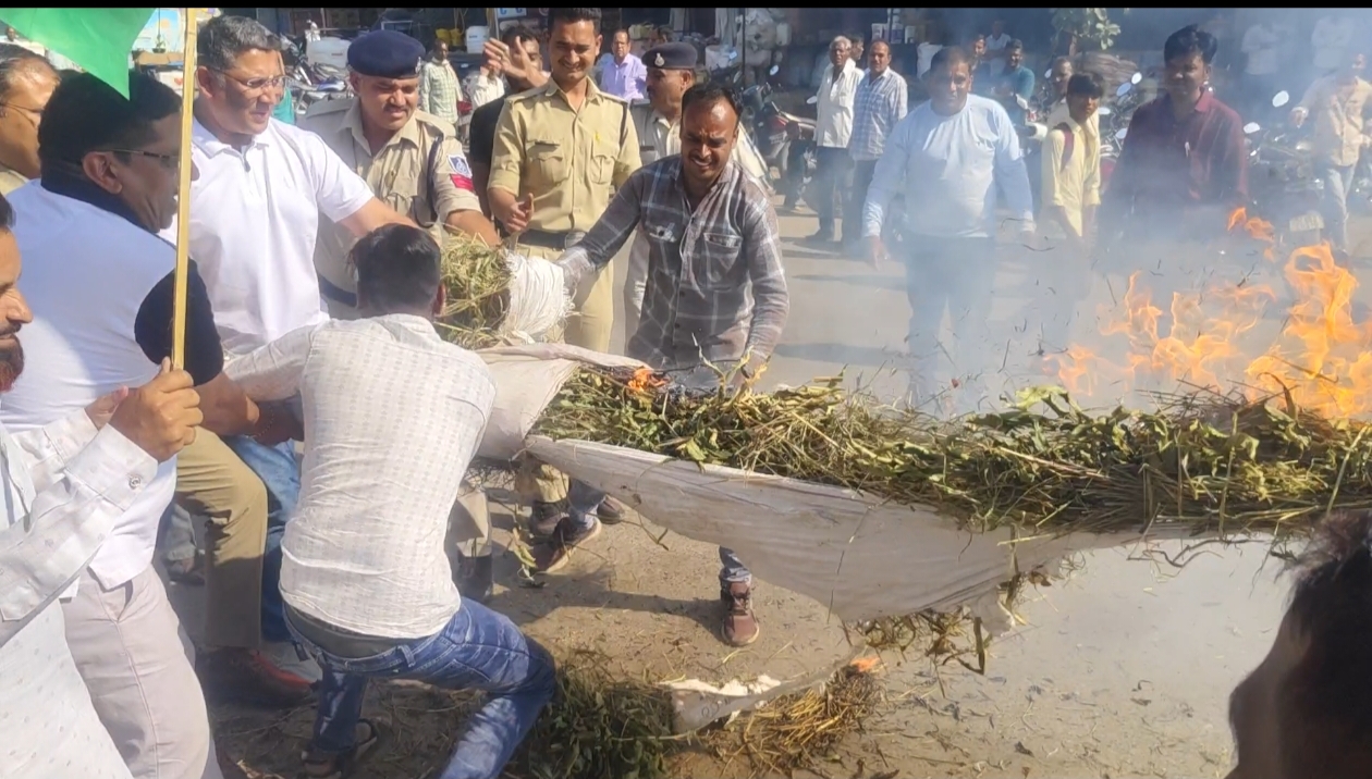 आठनेर में ज्ञानेश कुमार के खिलाफ कांग्रेस का प्रदर्शन, पुतला दहन को लेकर पुलिस से हुई मशक्कत