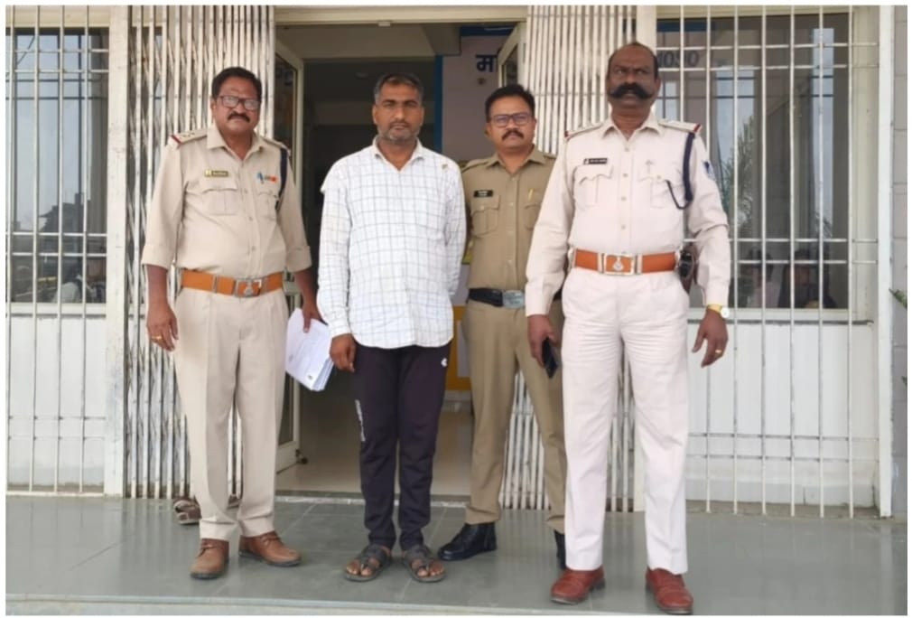 पुरानी रंजिश में तलवार से जानलेवा हमला: धरमपुरी पुलिस ने आरोपी रघु उर्फ रघुवीर सिंह को पगारा फाटे से दबोचा, तलवार जब्त