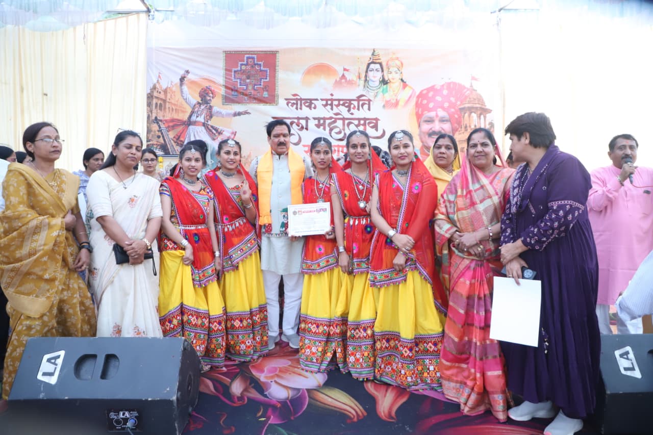 संजावली प्रतियोगिता में गूँजे मालवी लोकगीत, गोबर से सजीं संजा की कलाकृतियाँ: राज्यमंत्री डॉ. गौतम टेटवाल बोले, “माताएँ-बहनें न होतीं तो परंपराएँ जीवित न रहतीं”