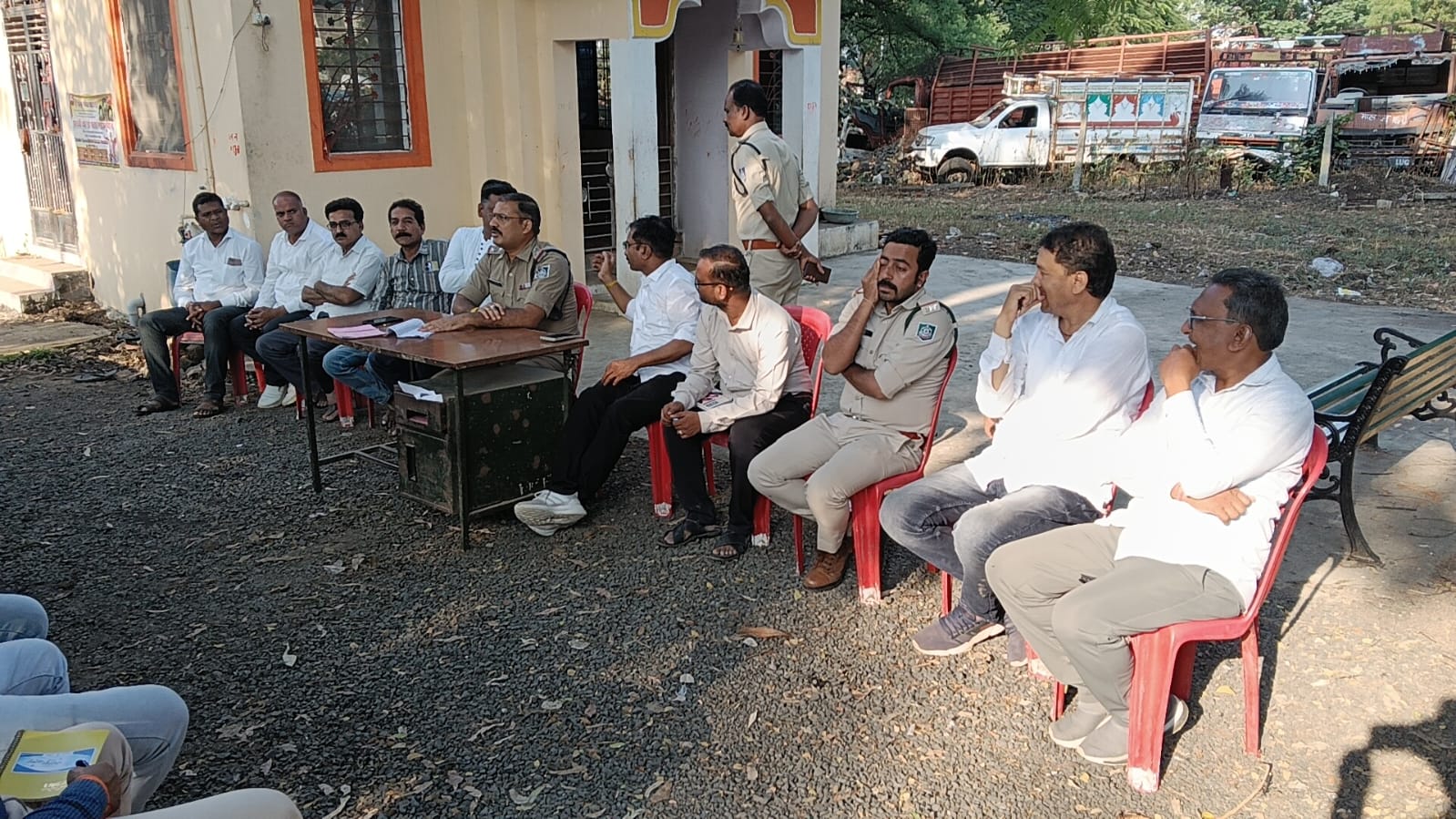 दशहरा पर्व को देखते हुए आठनेर में शांति समिति की बैठक, थाना प्रभारी बोले— कम साउंड में बजे डीजे, पंडालों में लगेंगे सीसीटीवी कैमरे