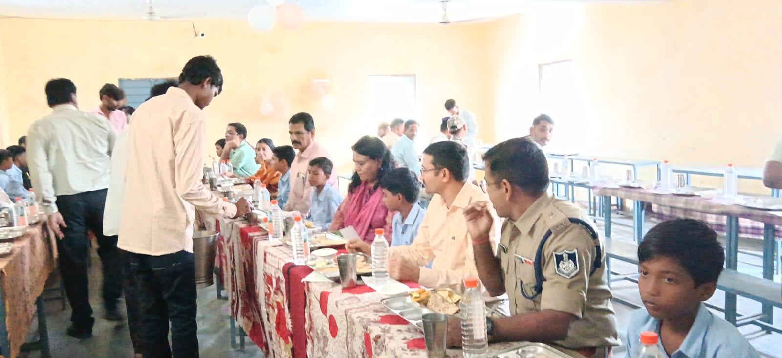 सिलवानी के सियरमऊ में सीईओ और एएसपी ने किया स्कूल निरीक्षण, बच्चों संग किया भोजन