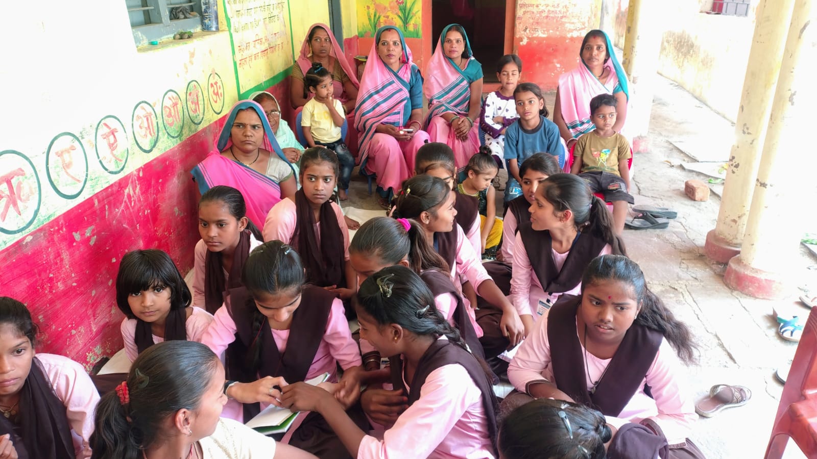 पड़ाना के आंगनवाड़ी केंद्र 9 पर मना किशोरी बालिका दिवस, बालिकाओं को स्वास्थ्य, पोषण और सुरक्षा की दी सीख