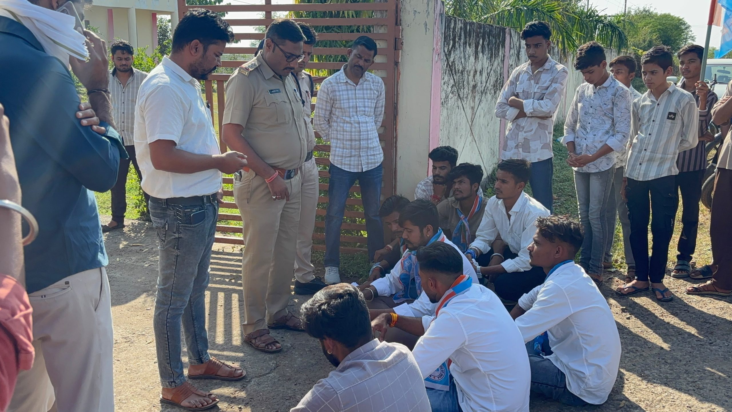 Shamshabad के मोहनपुरा कॉलेज में NSUI का प्रदर्शन, तालाबंदी की कोशिश, प्राचार्य पर लगाए आरोप, SDM के नाम सौंपा ज्ञापन