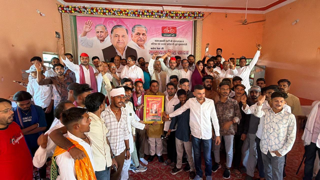Tikamgarh में नेताजी को श्रद्धांजलि: सपा संस्थापक मुलायम सिंह यादव की पुण्यतिथि पर समाजवादियों ने किया याद