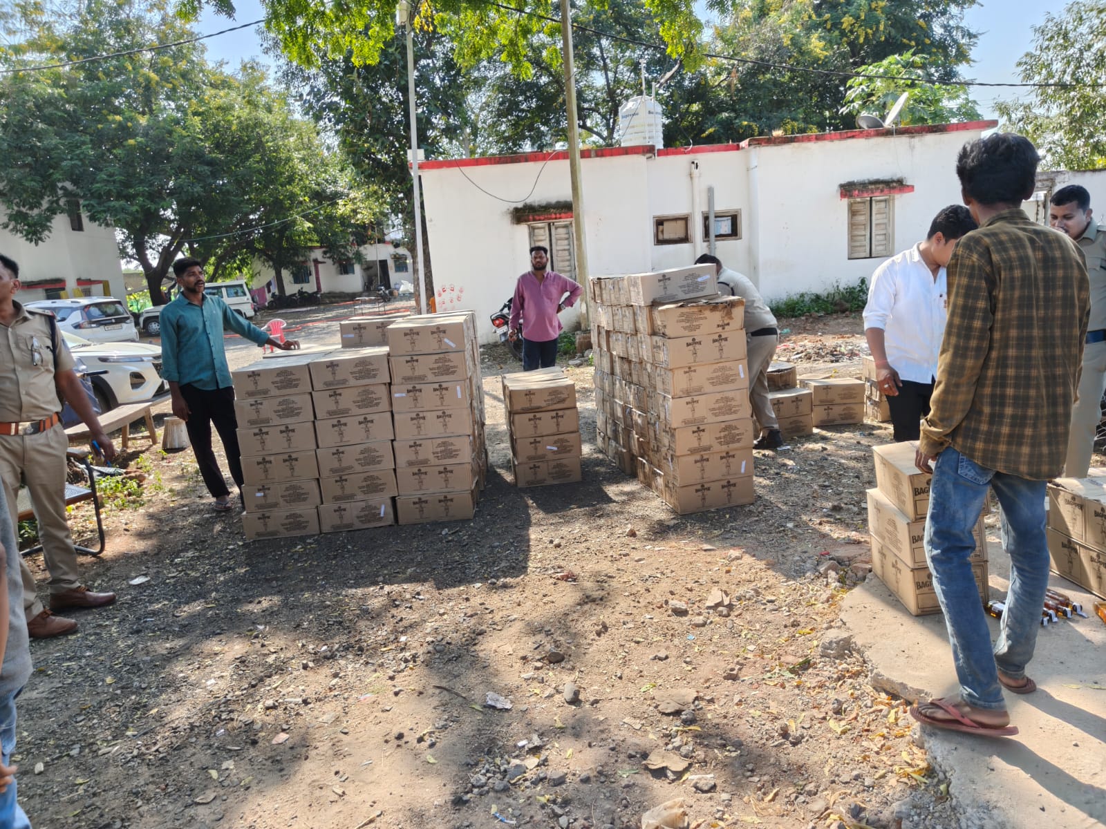 Alirajpur : उदयगढ़ में शराब से भरा बड़ा ट्राला पकड़ाया, मुखबिर की सूचना पर पुलिस की कार्रवाई, 400 से अधिक पेटियां होने की जानकारी