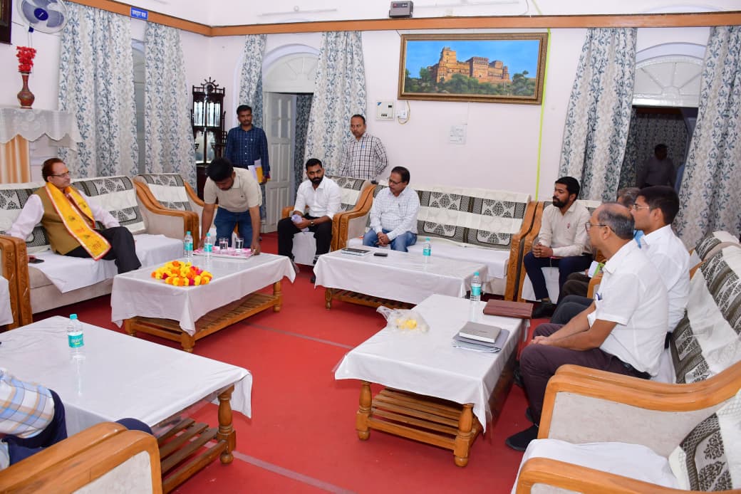 Tikamgarh में मानव अधिकार आयोग अध्यक्ष की समीक्षा बैठक, मृतक के परिजनों को तत्काल सहायता राशि देने के निर्देश