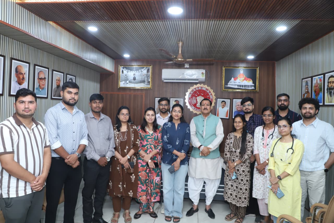 Sarangpur में नव नियुक्त 15 चिकित्सकों से मिले मंत्री टेटवाल, बोले- स्वास्थ्य सेवा अंतिम पंक्ति तक पहुंचे