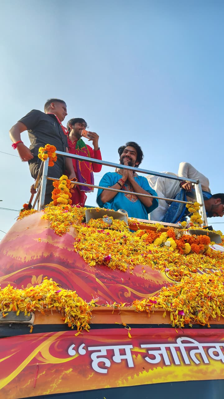 Palera में सनातन हिंदू एकता रथ यात्रा का भव्य स्वागत, पंडित धीरेंद्र कृष्ण शास्त्री पर हुई पुष्पवर्षा