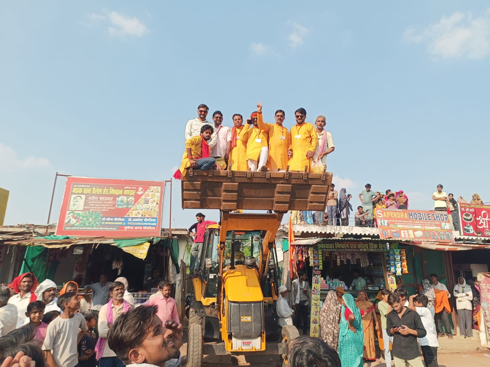 Palera में धीरेंद्र कृष्ण शास्त्री की सनातन हिंदू एकता रथ यात्रा का भव्य स्वागत, उमड़ा जनसैलाब