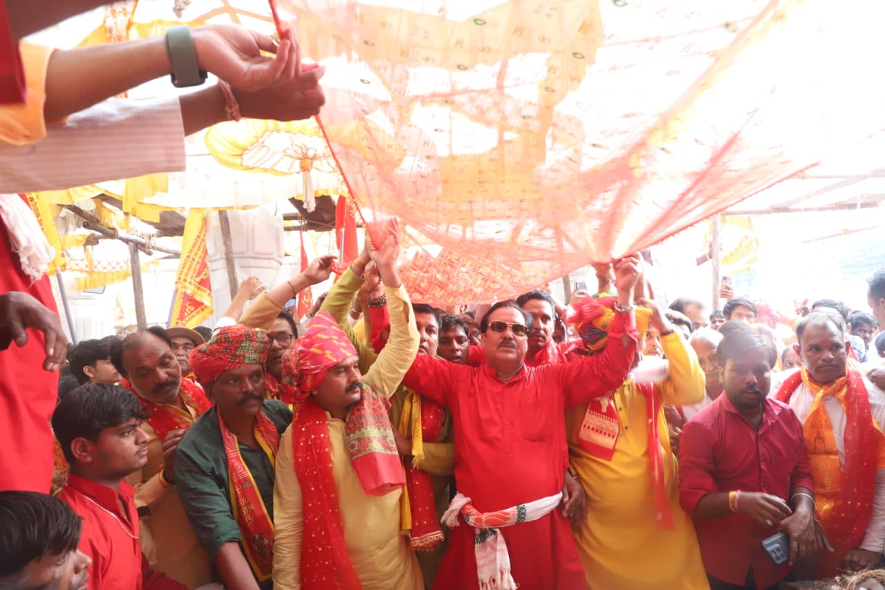 आस्था का महासंगम: 21 किलोमीटर की पदयात्रा कर माँ भैंसवा बिजासन को अर्पित की 101 मीटर लंबी चुनरी