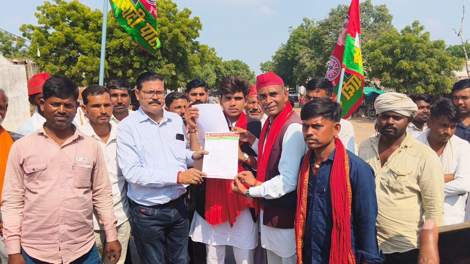 Palera : सड़क और गौशाला निर्माण की मांग को लेकर सपा का प्रदर्शन, पलेरा-नौगांव हाईवे पर एक घंटे चक्काजाम
