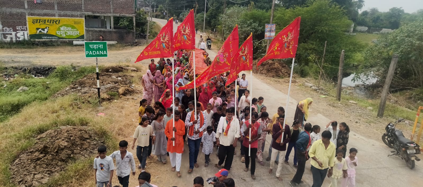 Padana : माँ आशापुरी को 111 मीटर लंबी चुनरी अर्पित, 4 किमी निकली भव्य यात्रा