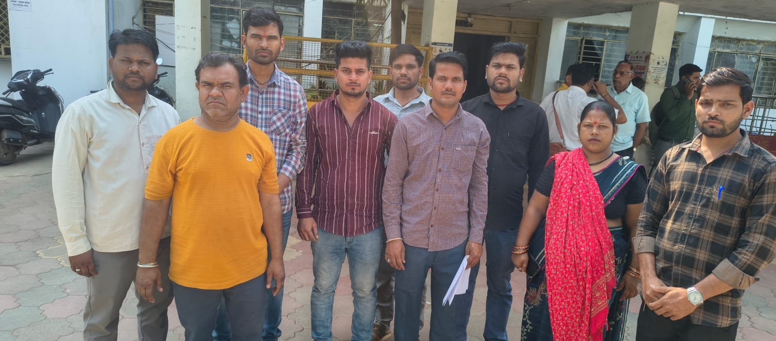 Damoh: वेतन न मिलने पर आउटसोर्स कर्मचारियों ने दी भूख हड़ताल की चेतावनी, त्योहार से पहले भुगतान की माँग