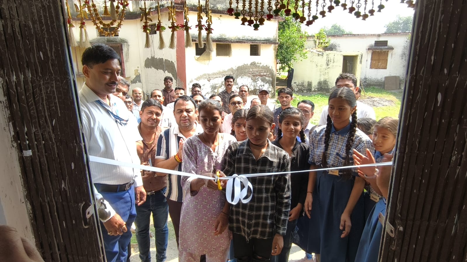 कसरावद: जनसहयोग से कन्या परिसर में स्थानांतरित हुआ 50 सीटर छात्रावास, छात्राओं ने खुद काटा फीता