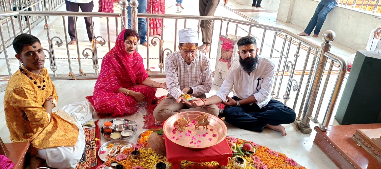 महेश्वर  : पूर्व कलेक्टर केदार शर्मा ने किए माँ आशापुरी के दर्शन, महाकाली स्वरूप में सजे दरबार में उमड़ा आस्था का जनसैलाब