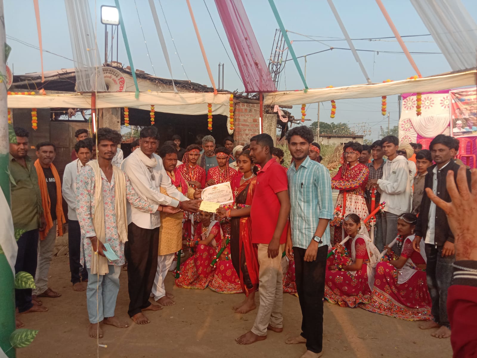 जोगवाड़ा में आदिवासी डांडिया प्रतियोगिता सफल, धवली टीम को मिला प्रथम पुरस्कार