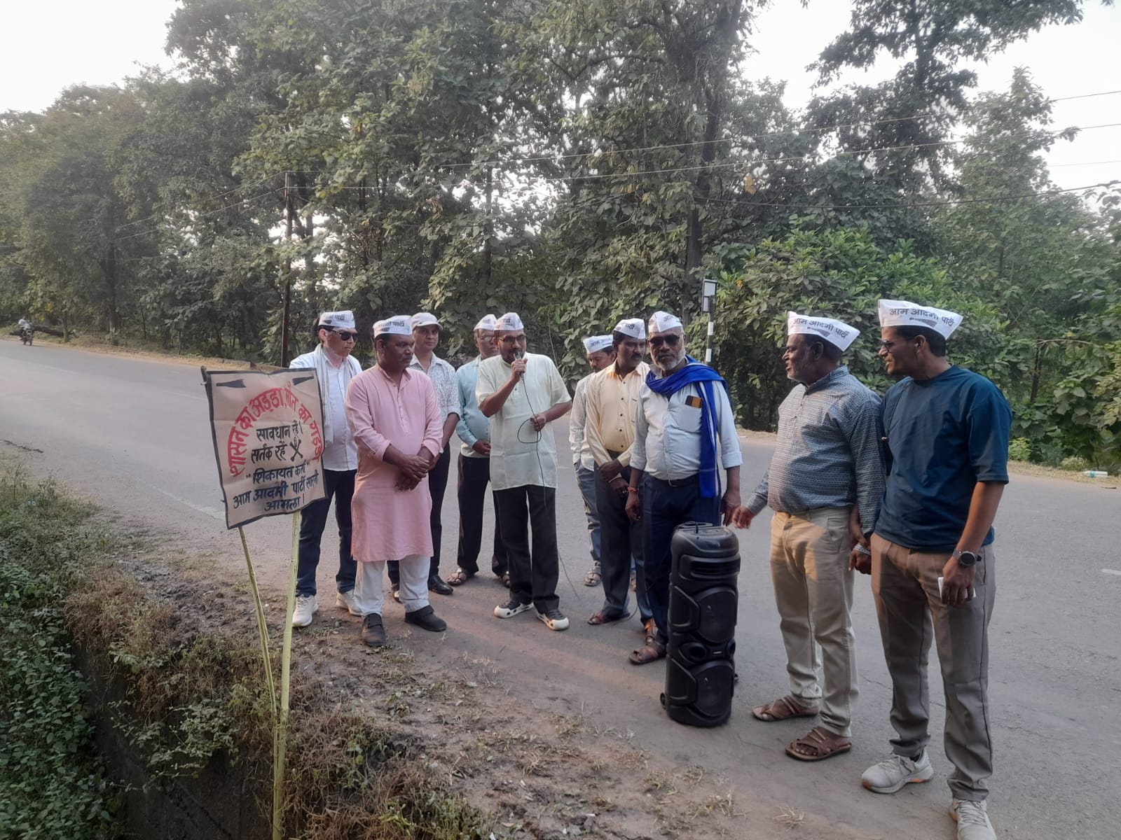 शोभापुर बस स्टैंड के पास पुलिया पर खतरा, बैरिकेड नहीं; आम आदमी पार्टी ने की तुरंत बैरिकेड लगाने की माँग