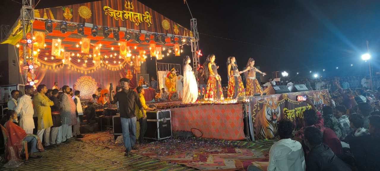 बम्होरी में नवदुर्गा उत्सव समिति ने कराया विशाल देवी जागरण, देर रात तक झूमे श्रद्धालु