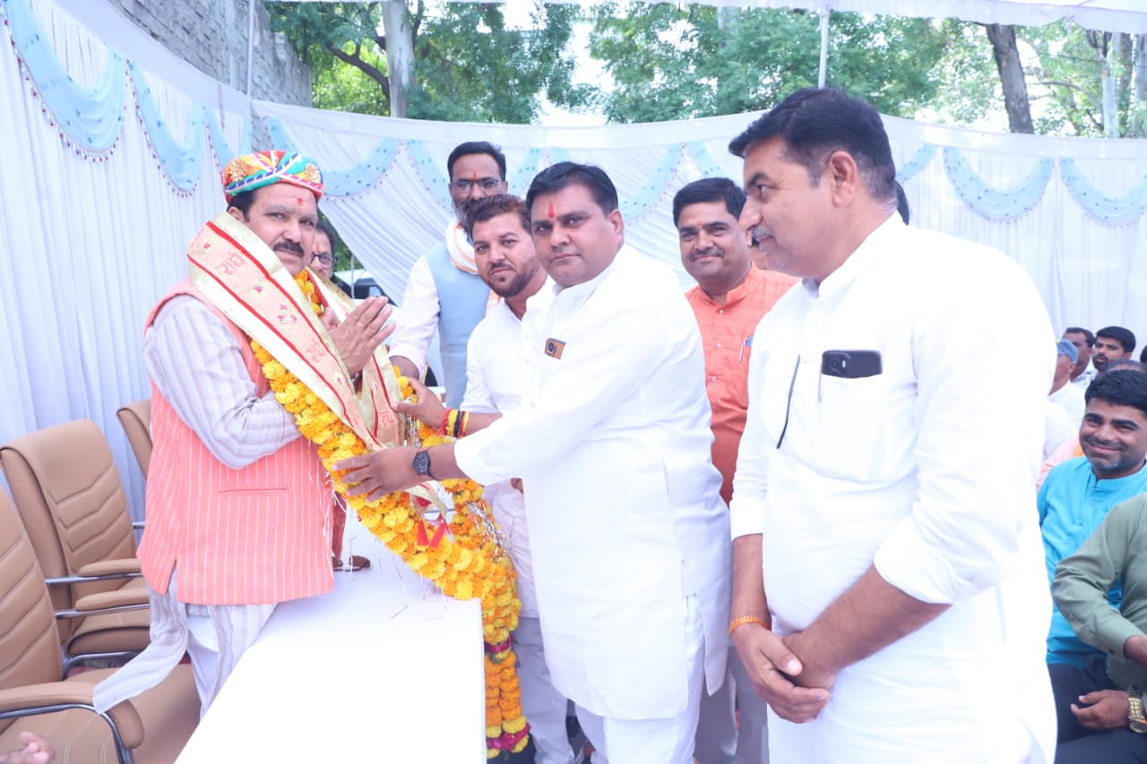 Sarangpur : दशहरा मिलन समारोह में सरपंचों से रूबरू हुए मंत्री डॉ. गौतम टेटवाल, समस्याओं के शीघ्र निराकरण का आश्वासन