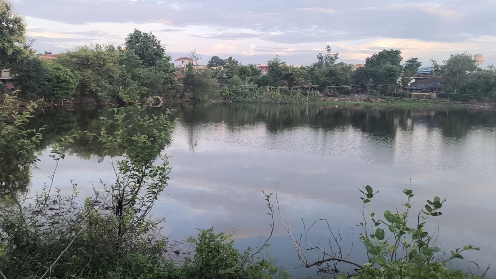जीर्णोद्धार के लिए तड़प रहा पड़रिया कलां का सुंदर तालाब, गंदे पानी की निकासी बनी समस्या