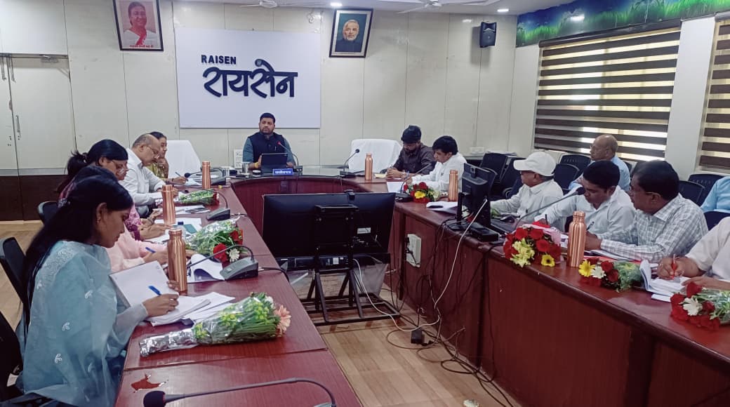 Raisen : नगरीय निकायों में शासकीय योजनाओं का प्रभावी क्रियान्वयन सुनिश्चित करें: कलेक्टर रोहित सिसोनिया