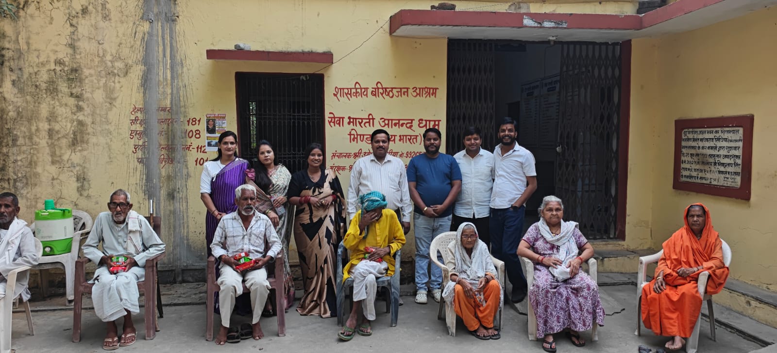 Bhind में माताजी के अवतरण दिवस पर वृद्धजनों की सेवा, नमकीन, बिस्कुट और मिठाई का वितरण