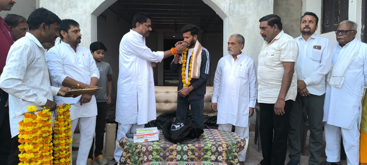 MLA Devendra Patel ने रिकॉर्ड बनाने वाले सौरभ शर्मा का किया सम्मान, युवाओं के लिए बने प्रेरणा