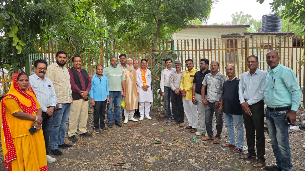 नागदा में क्षत्रिय महासभा ने बरगद का पौधा रोपकर लगाया ट्री गार्ड, राष्ट्रीय अध्यक्ष भेरू सिंह चौहान के जन्मदिन पर दिया पर्यावरण संरक्षण का संदेश