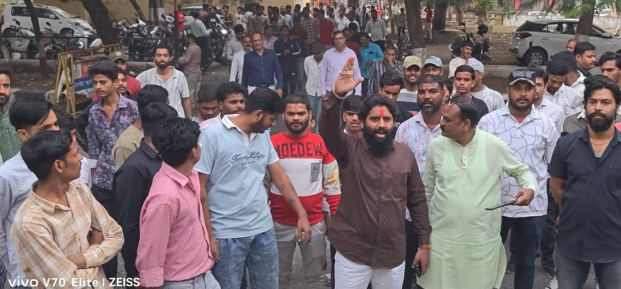 नागदा में विहिप-बजरंग दल ने पुलिस अधीक्षक को सौंपा ज्ञापन, चार पदाधिकारियों पर दर्ज FIR निरस्त करने और निष्पक्ष जांच की मांग