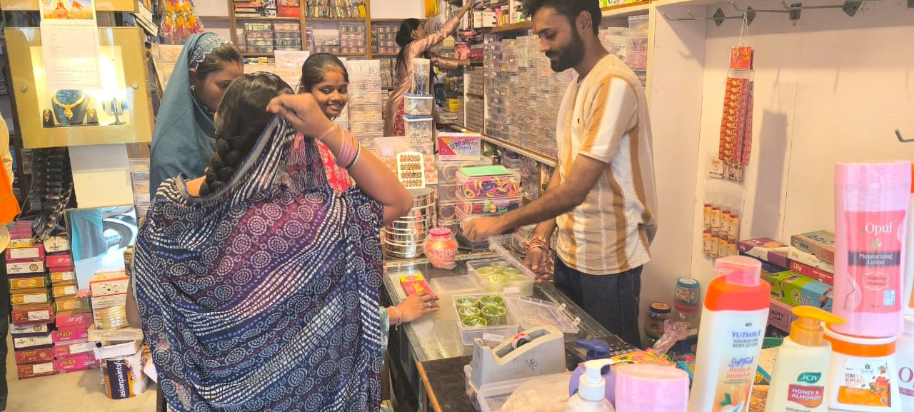 Bamhori : करवा चौथ से पहले बम्होरी बाजार में उमड़ी महिलाओं की भीड़, जमकर हुई खरीदारी