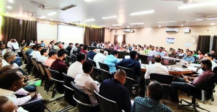 Tikamgarh में स्वास्थ्य और महिला-बाल विकास योजनाओं की समीक्षा, कम प्रदर्शन पर कलेक्टर नाराज