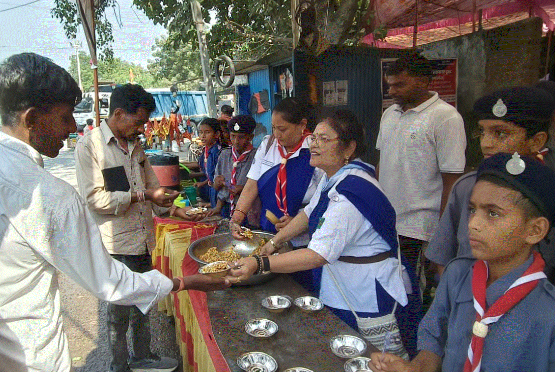 पावागढ़ जा रहे भक्तों के लिए चाय-पानी और प्रसाद वितरण, स्काउट-गाइड विद्यार्थियों ने संभाली यातायात व्यवस्था